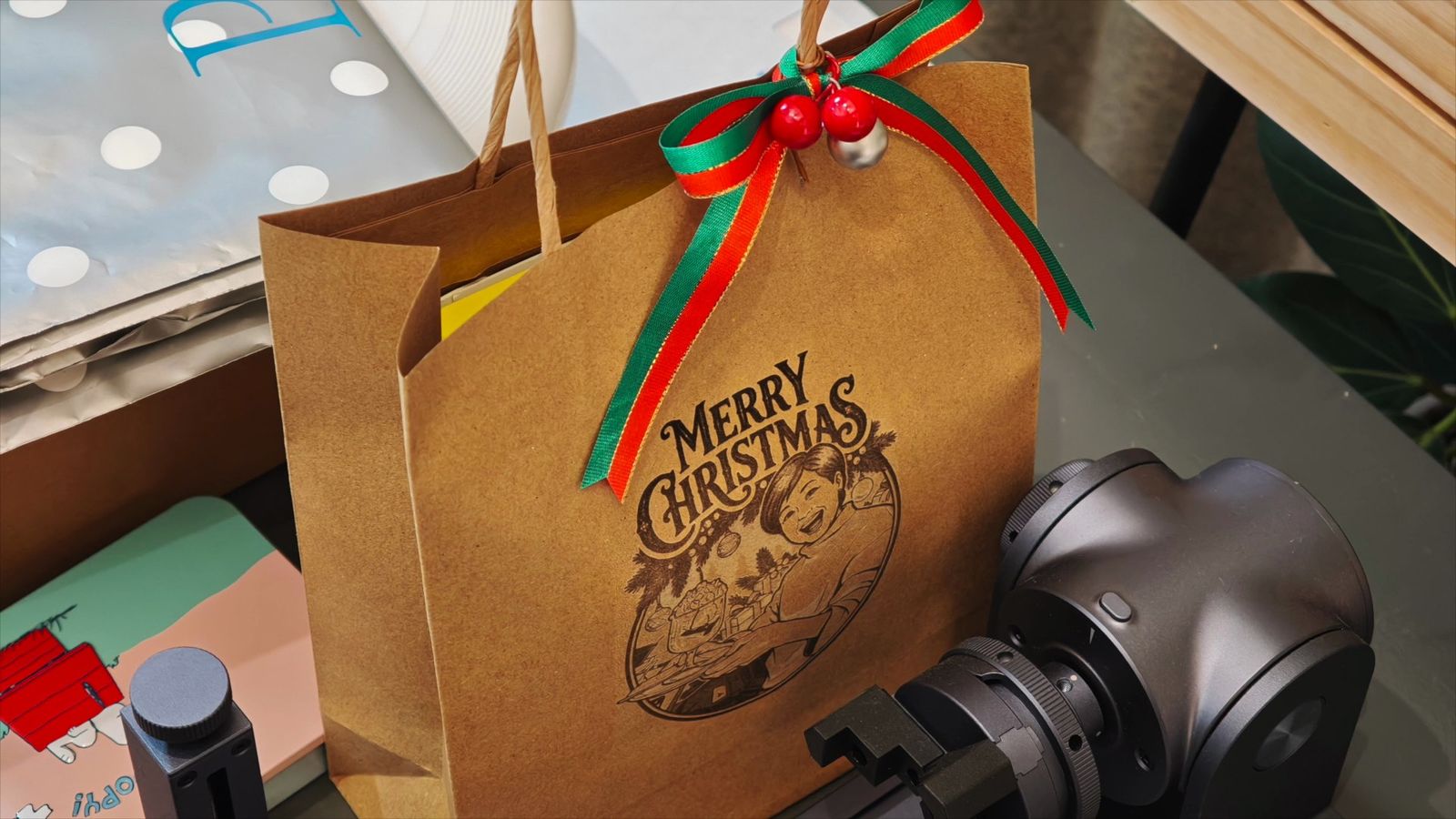 クリスマス柄を彫刻した紙袋のギフト包装