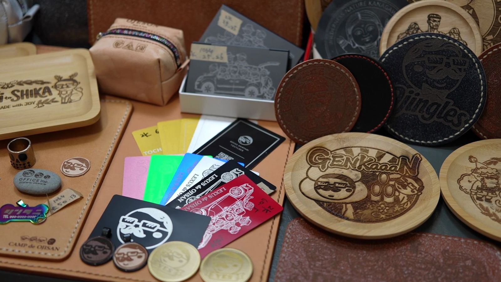 刻印したコースターや革小物を並べた販売用の一式