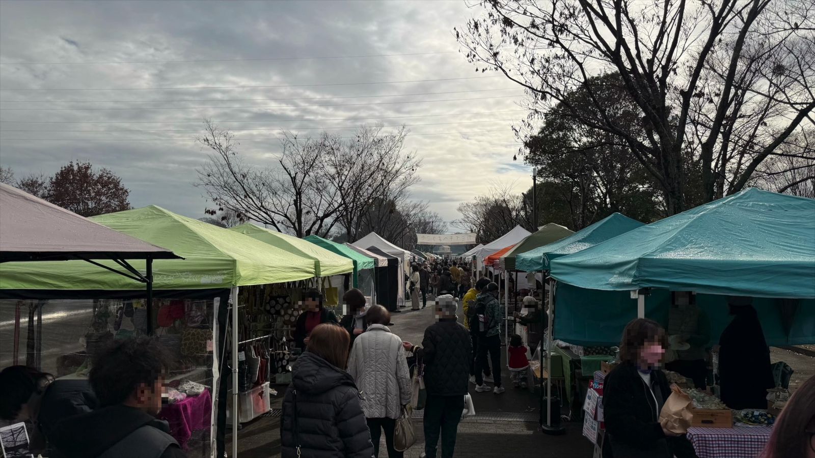 クラフト系イベントの出店が並ぶ会場