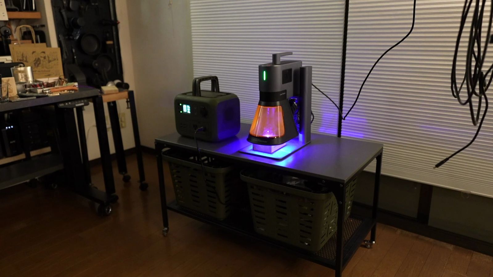 窓際に彫刻機とポータブル電源を並べた作業環境