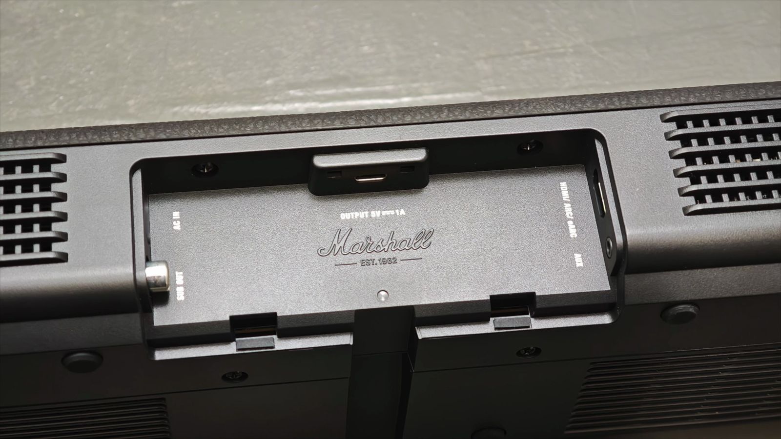 Heston 60の背面パネル。HDMI・電源などの端子部