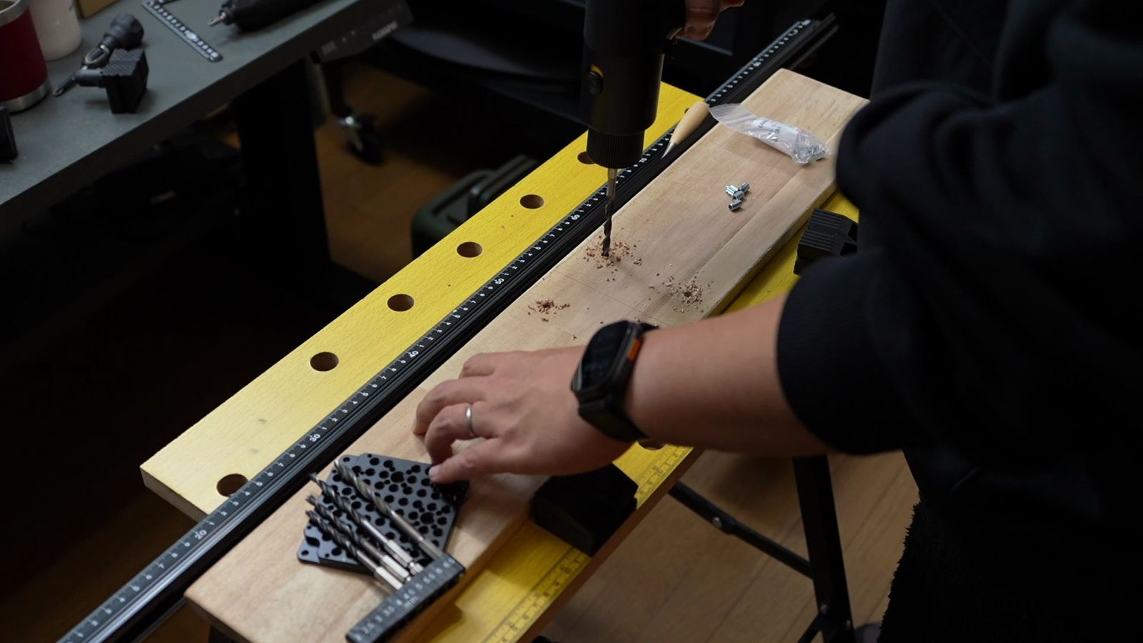 木板にドリルで穴あけしVESA位置を決める作業