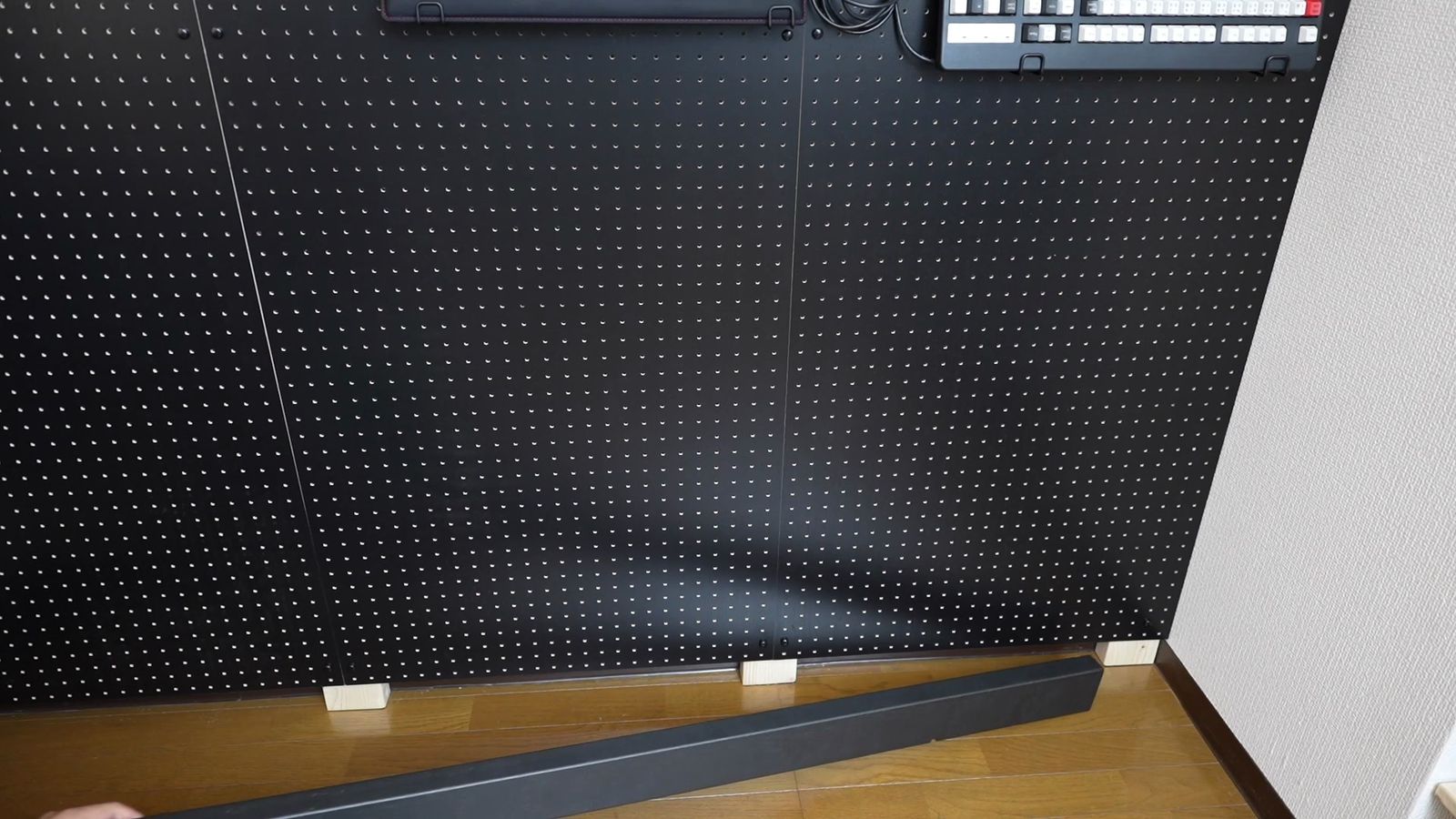 黒く塗装した2×4端材のカバーでラブリコの足を隠した状態