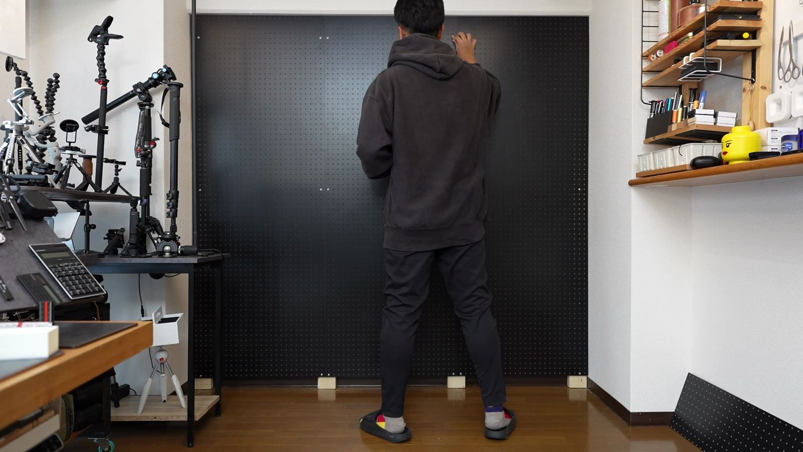 有孔ボード3枚を柱に固定していく作業