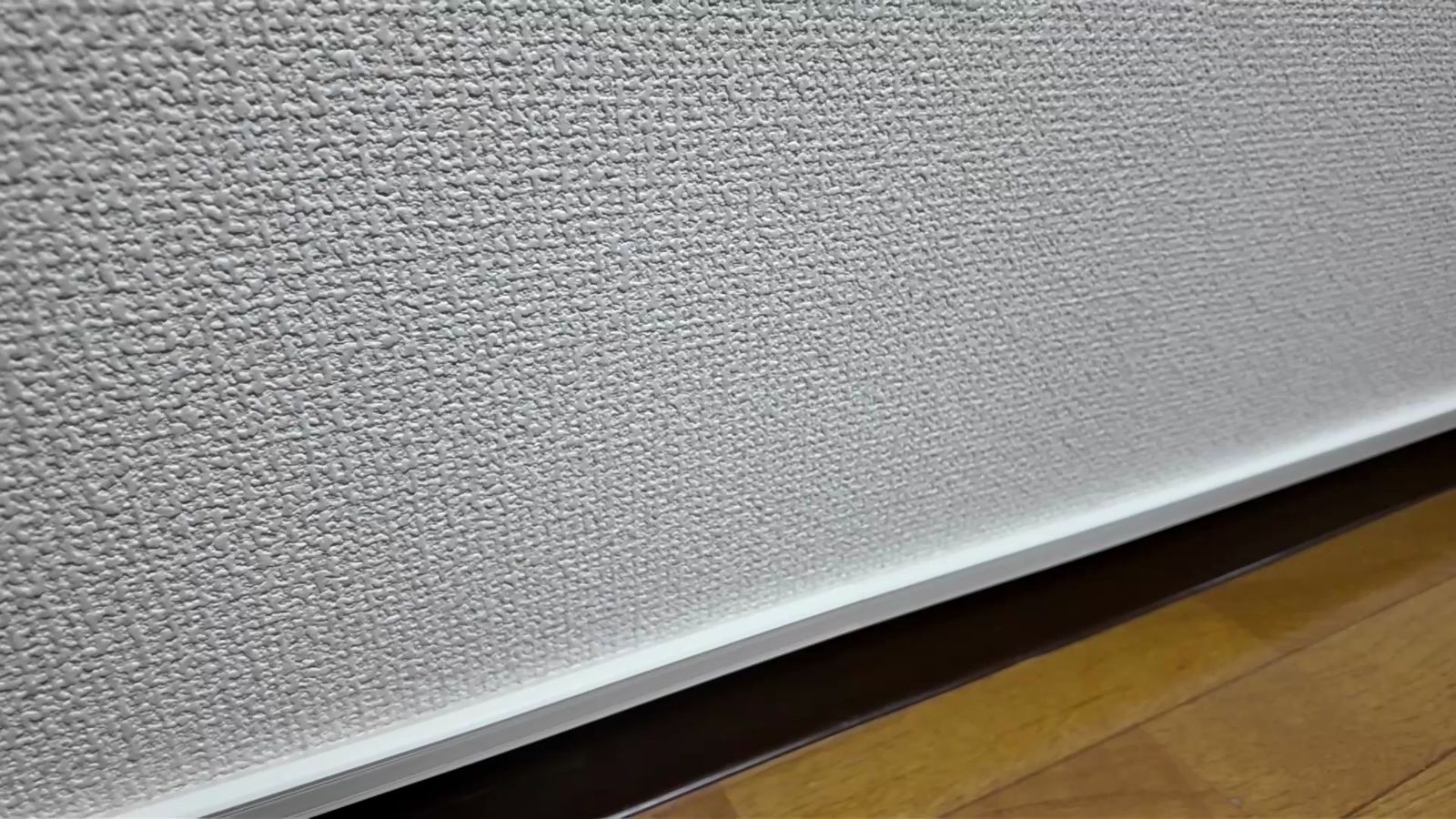 壁沿いに這わせたケーブルモール