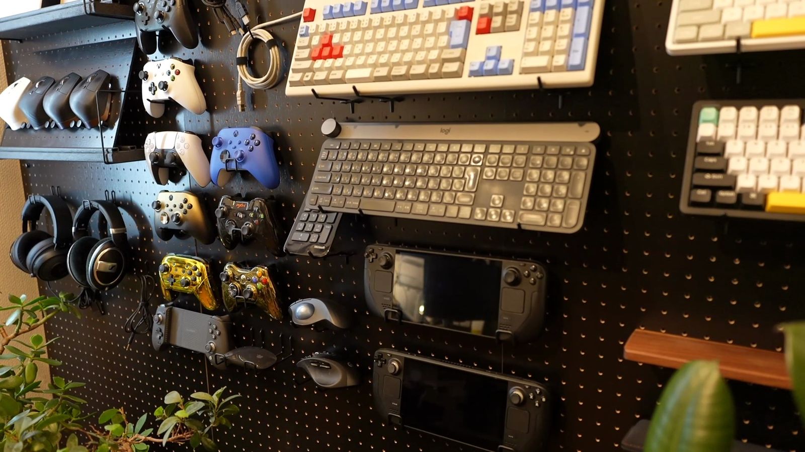 ゲームコントローラーやキーボードを陳列した有孔ボード