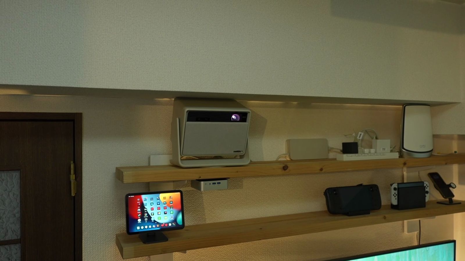 明るい部屋でのプロジェクター。映像を楽しむなら部屋を暗くしたい