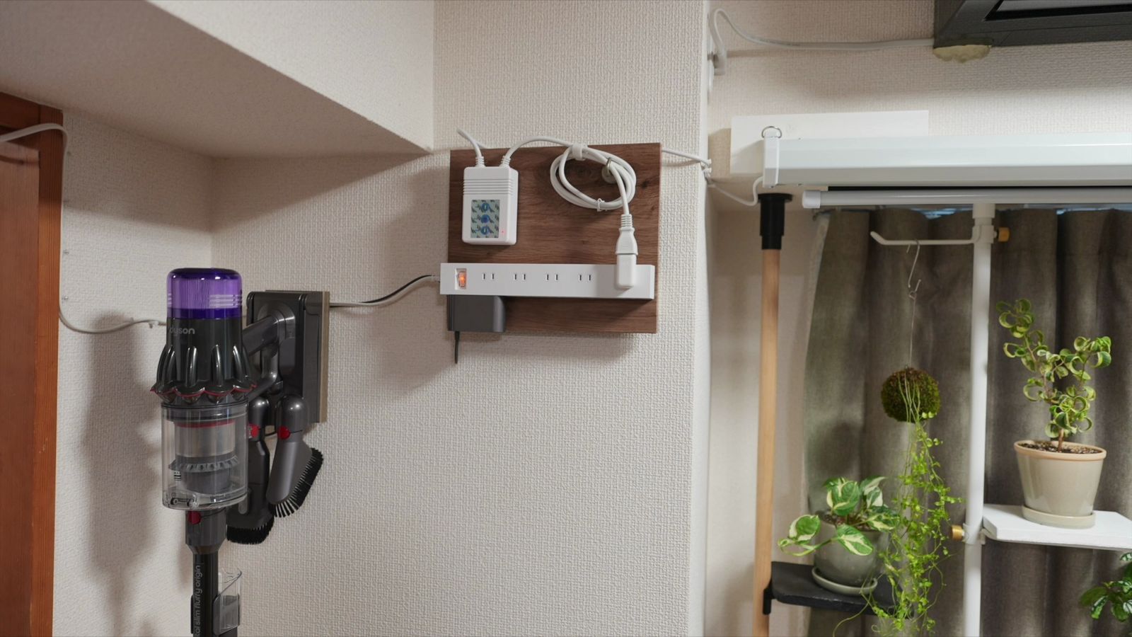 マグネットボードに電源タップを固定した配線処理。隣はダイソンの壁掛け