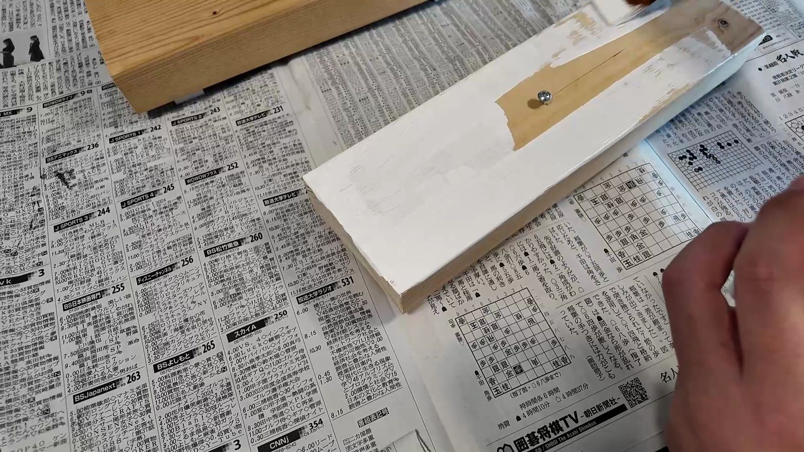 木材を壁紙の色に合わせてミルクペイントで塗装