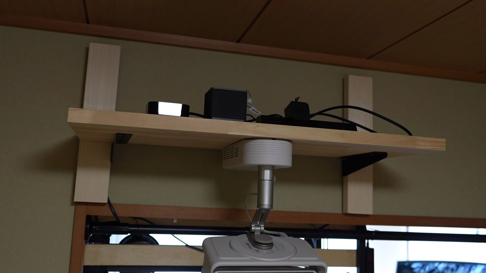 吊り下げ完成形。棚の上にACアダプターなどの接続機器も置ける