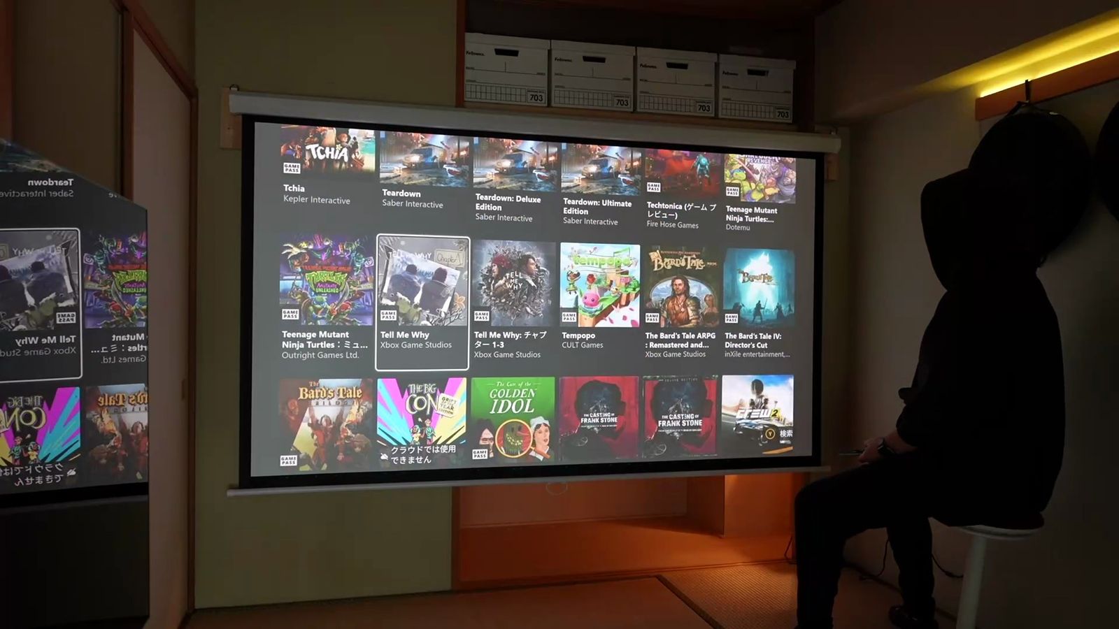 和室の押入れ前に設置した100インチ手動スクリーンでゲームライブラリを表示