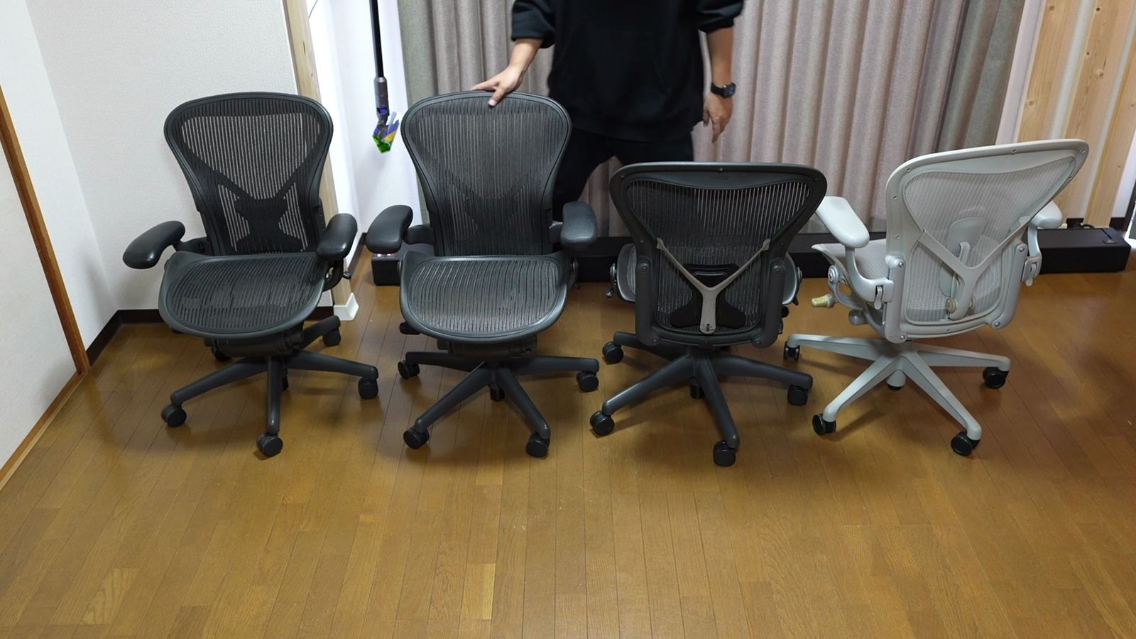 部屋に並べた4脚のアーロンチェア。前向き2脚と後ろ向き2脚で背面フレームもわかる