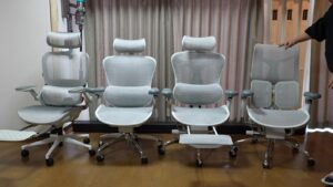 SIHOO DOROシリーズなど提供4台のオフィスチェアを横一列に並べた全景