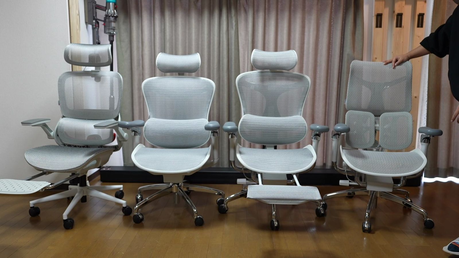 SIHOO DOROシリーズなど提供4台のオフィスチェアを横一列に並べた全景