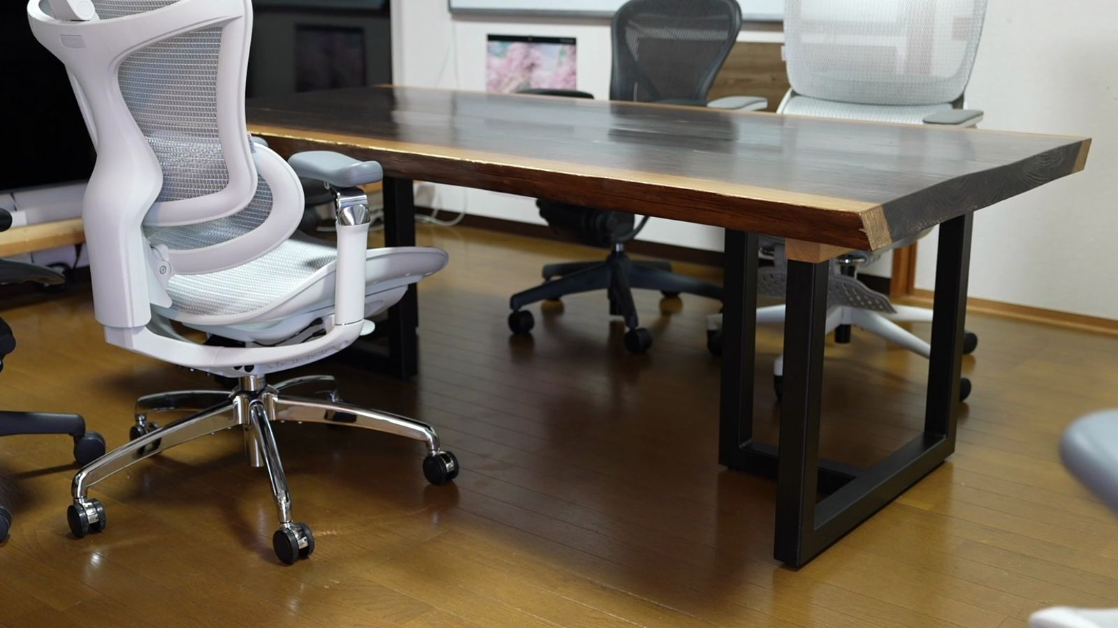 一枚板デスクの横に置かれた白いSIHOO DORO S300の全景
