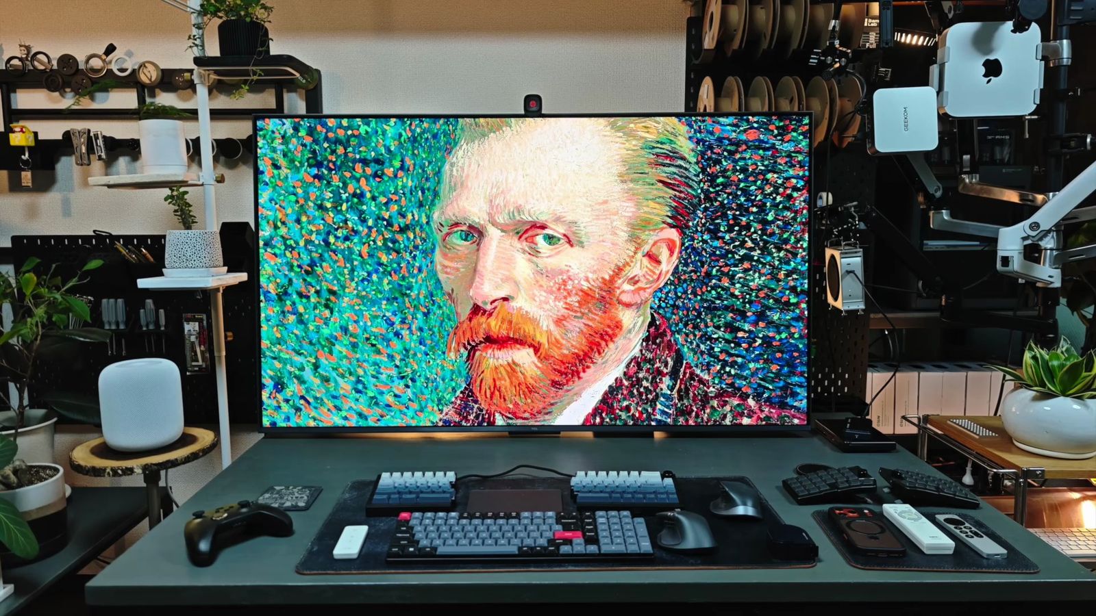 白い壁の棚下に設置した55型テレビに、キュビスム風の人物画を全画面表示した状態。額に入れた絵のように見える