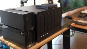 UGREEN NASync DXP6800 Pro本体の外観。アルミ筐体の6ベイNAS