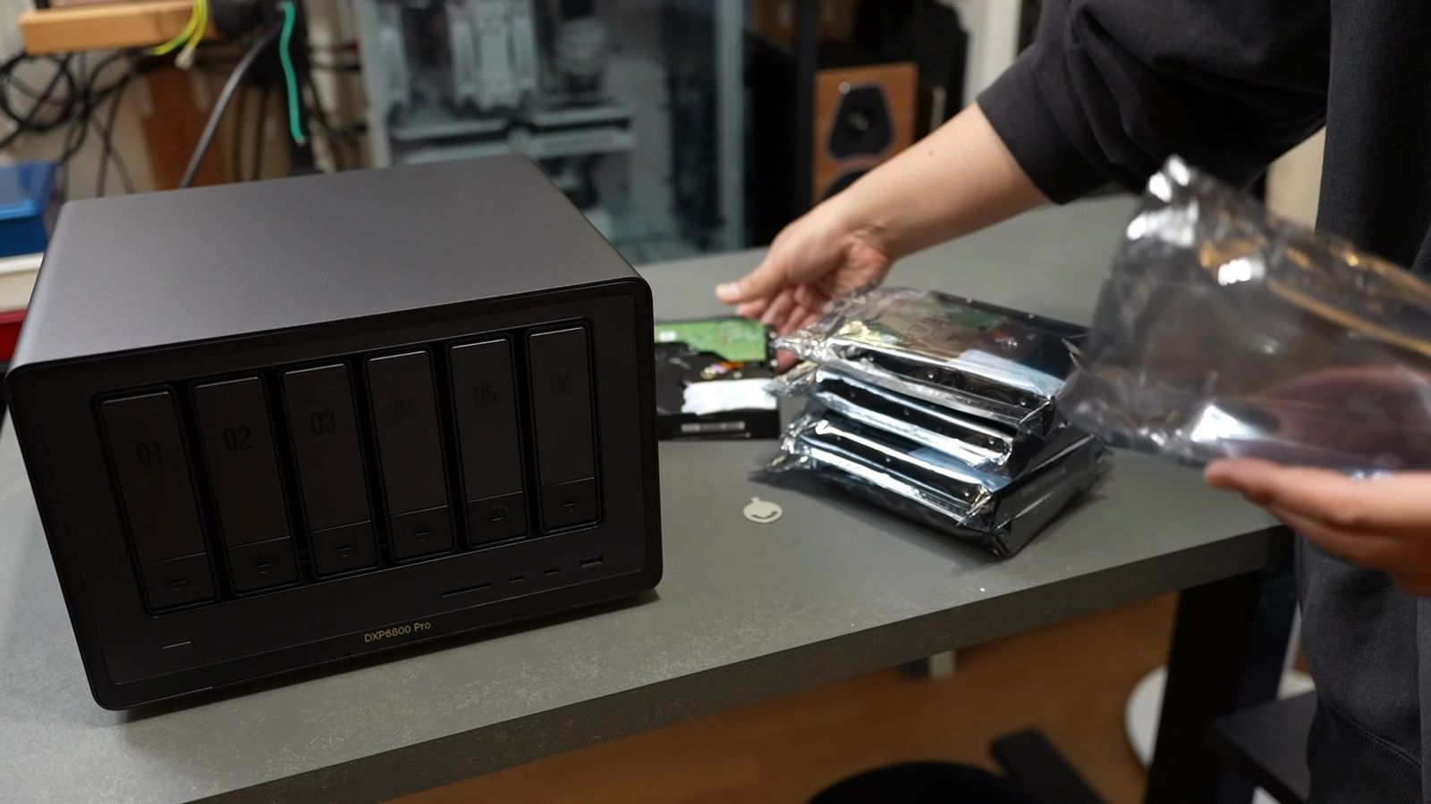 NASync DXP6800 Proを設置しHDDを開封しているデスク