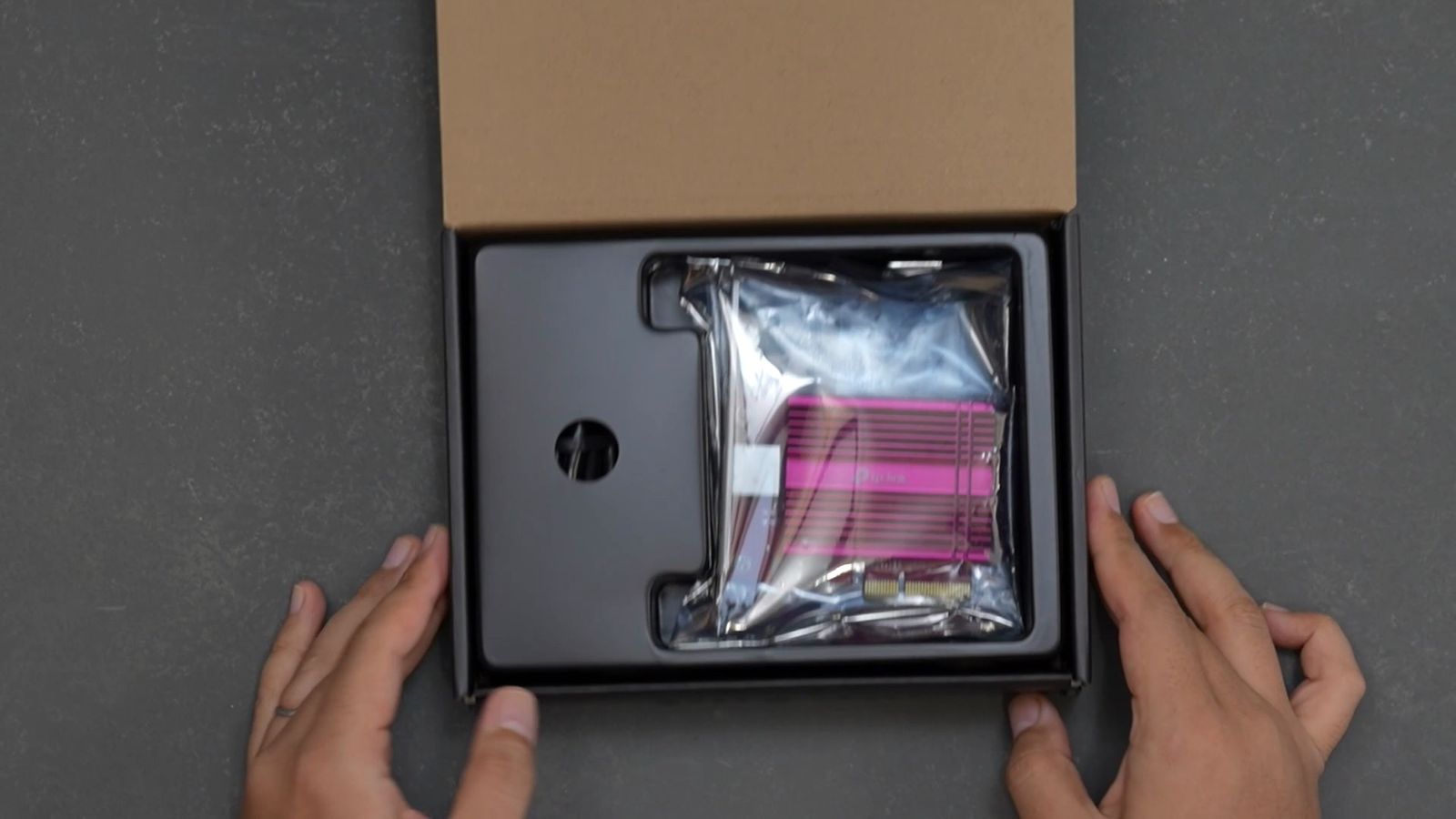 TP-Link TX401のパッケージを開封したところ