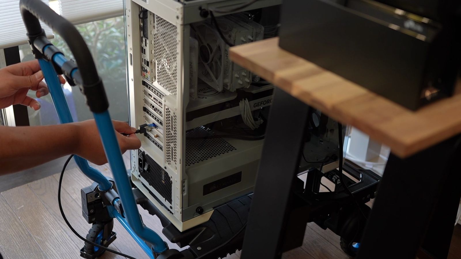 PC背面の10GbEポートにLANケーブルを接続