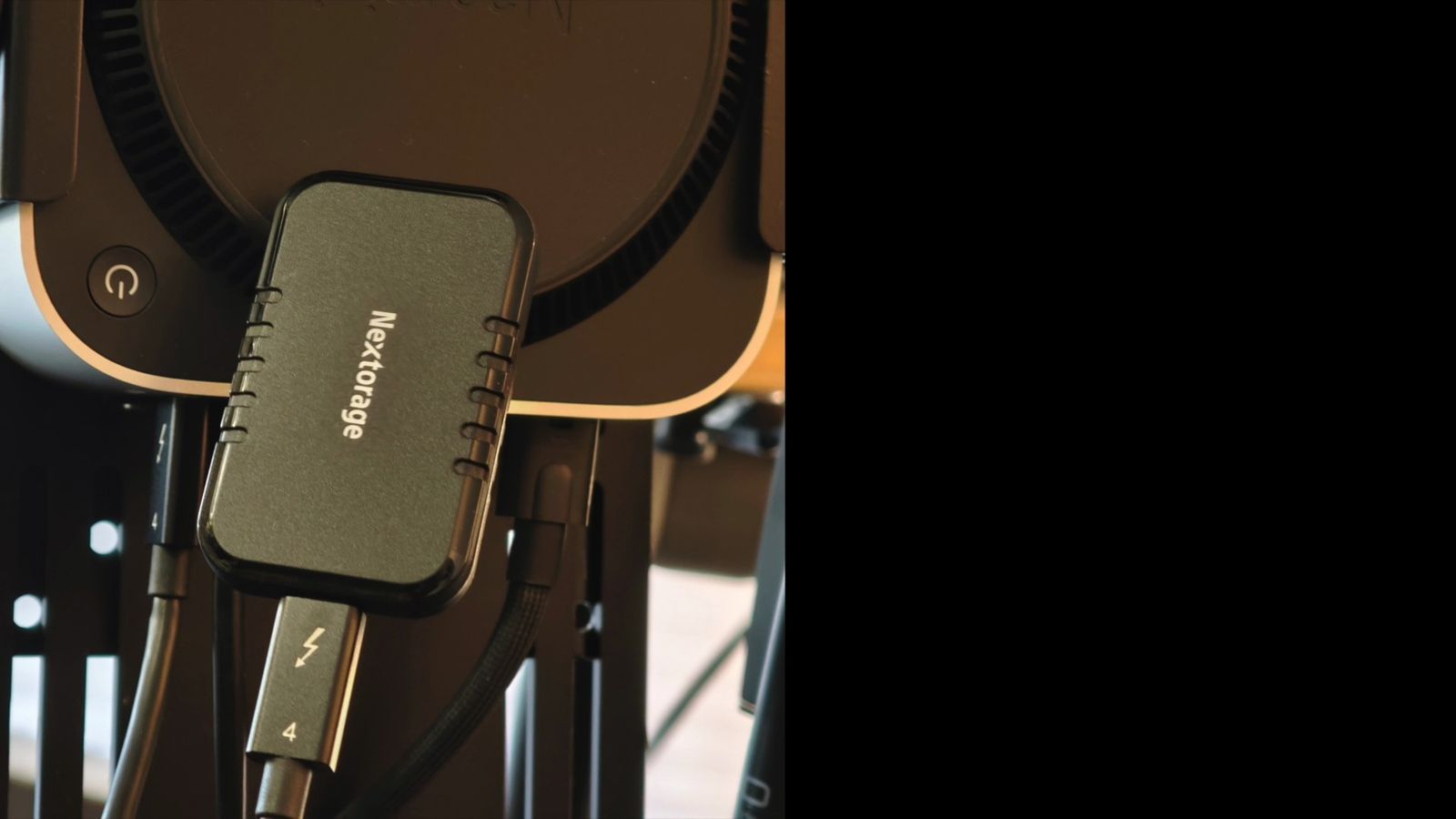 Thunderbolt 4ケーブルを接続したポータブルSSD