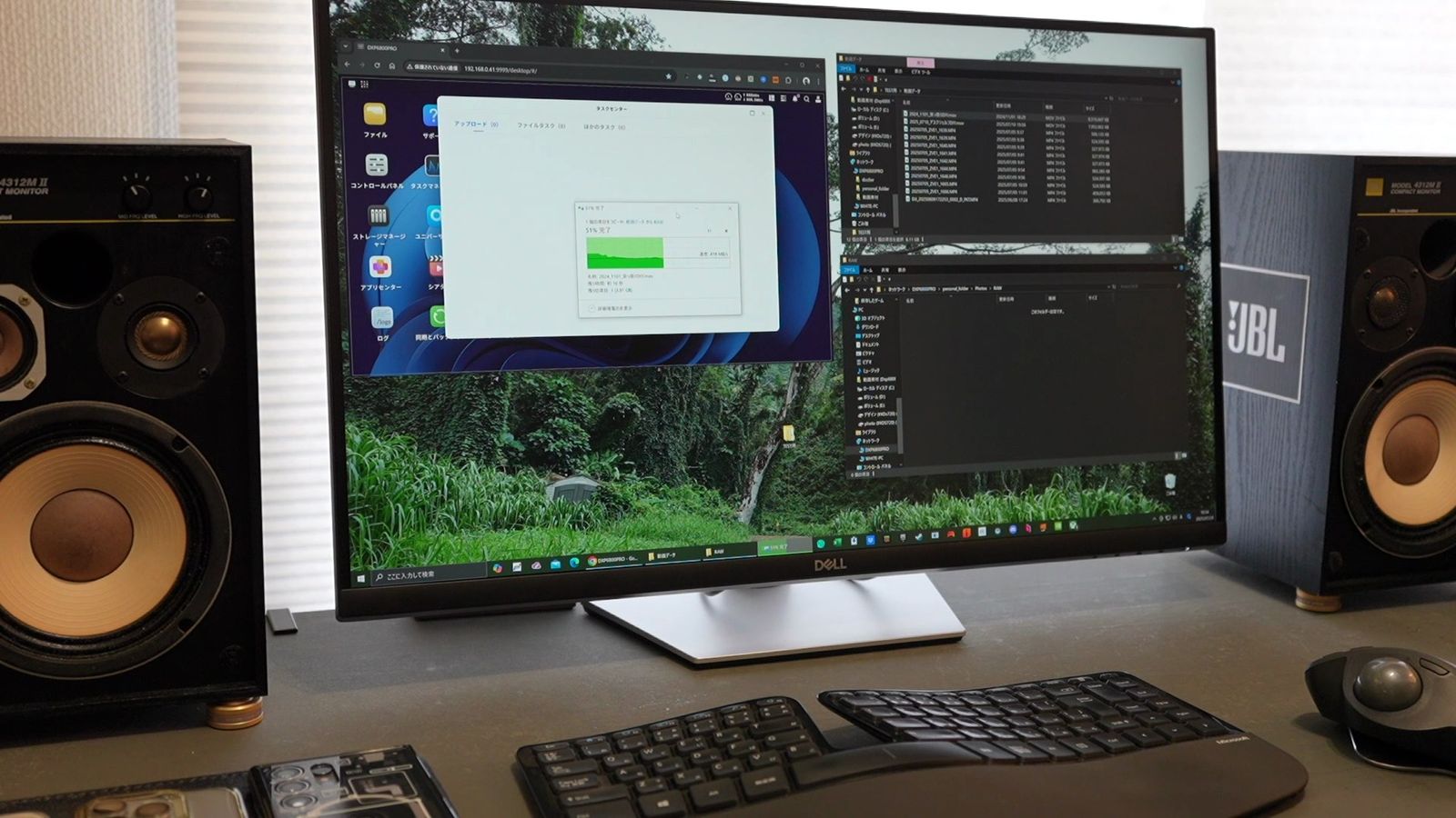 PCとNAS間のファイル転送が進行中のデスク