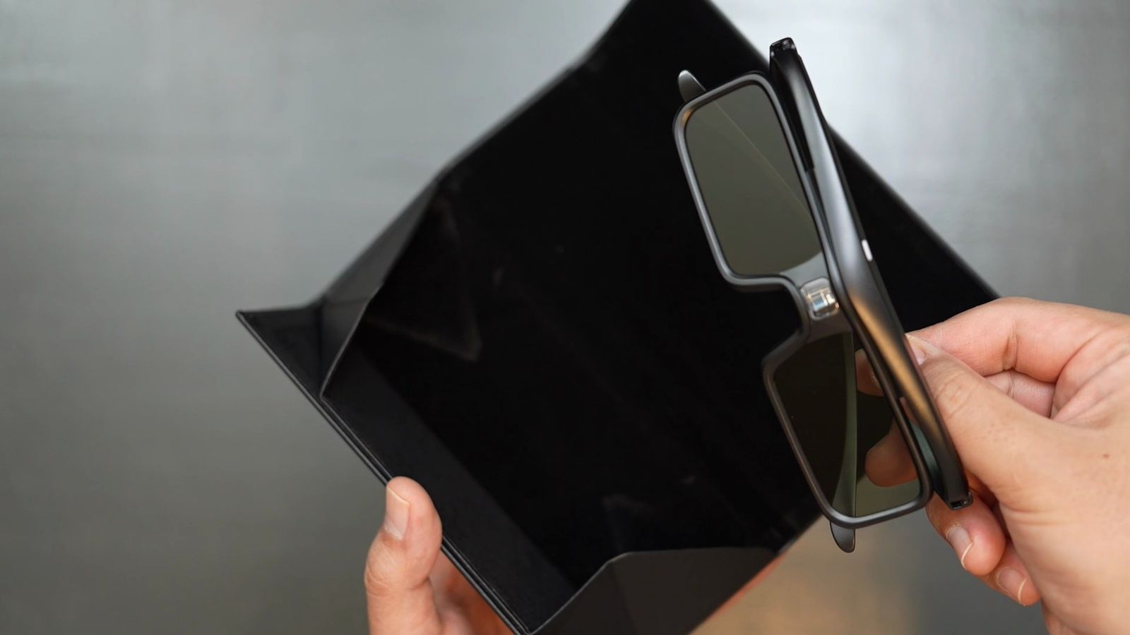 専用ケースから取り出したValerionの3Dグラス