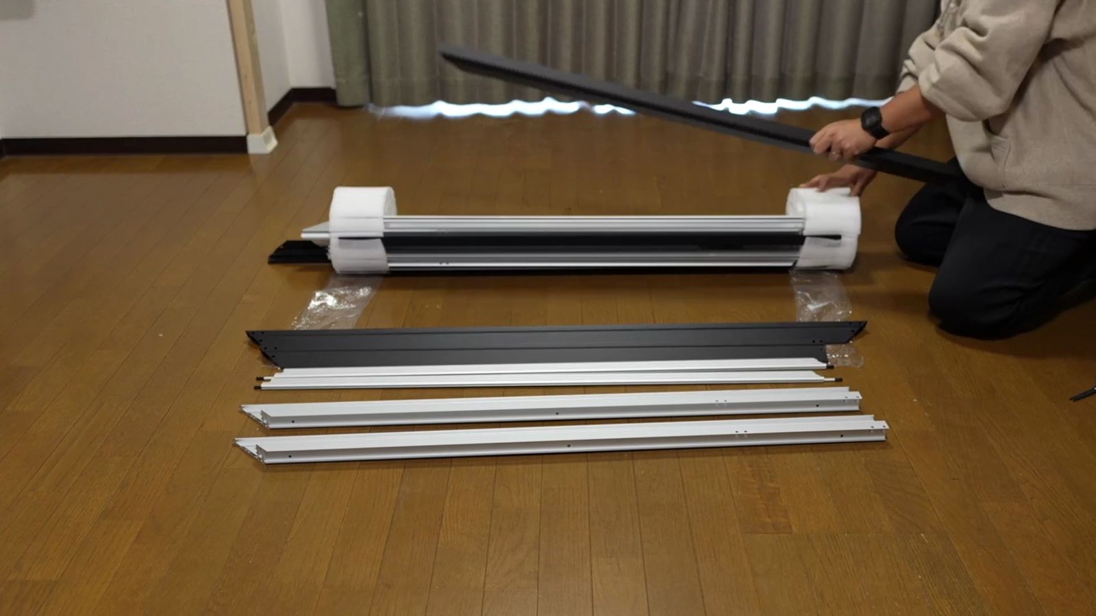 梱包から取り出したフレームのアルミバーを床に並べたところ