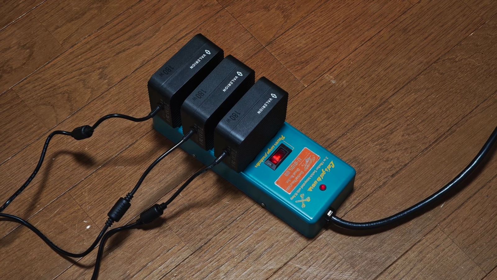 電源タップに3台並べて挿したValerionの180W電源アダプター