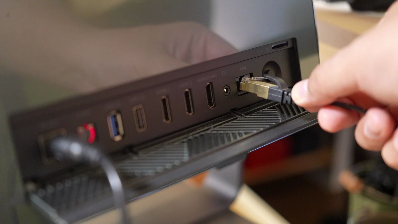 本体背面の端子部。HDMI3系統・USB・光デジタル・LANが横一列に並ぶ