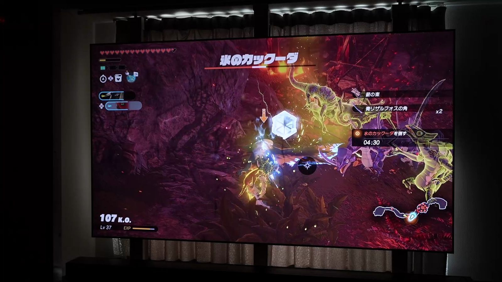 暗くした部屋で100インチ投影したアクションゲームのプレイ画面