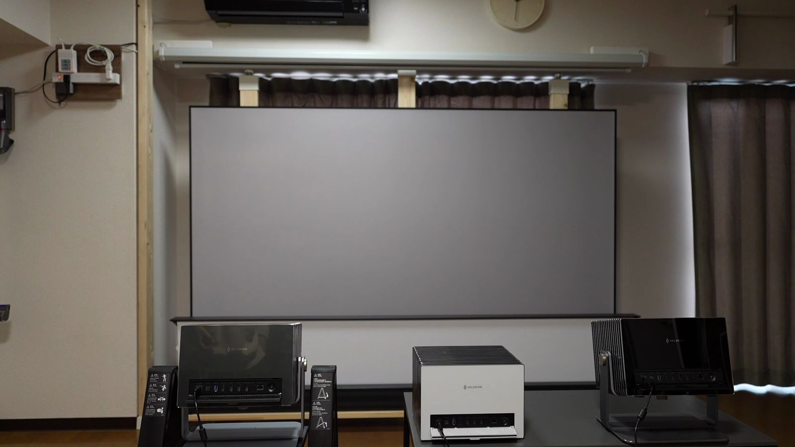 スクリーンの前に3台並べたValerionのプロジェクター