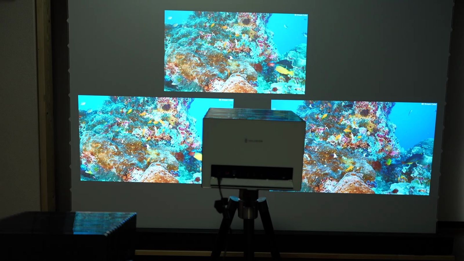 同じ映像を3面同時に投影した比較。手前の三脚に本体が1台写っている