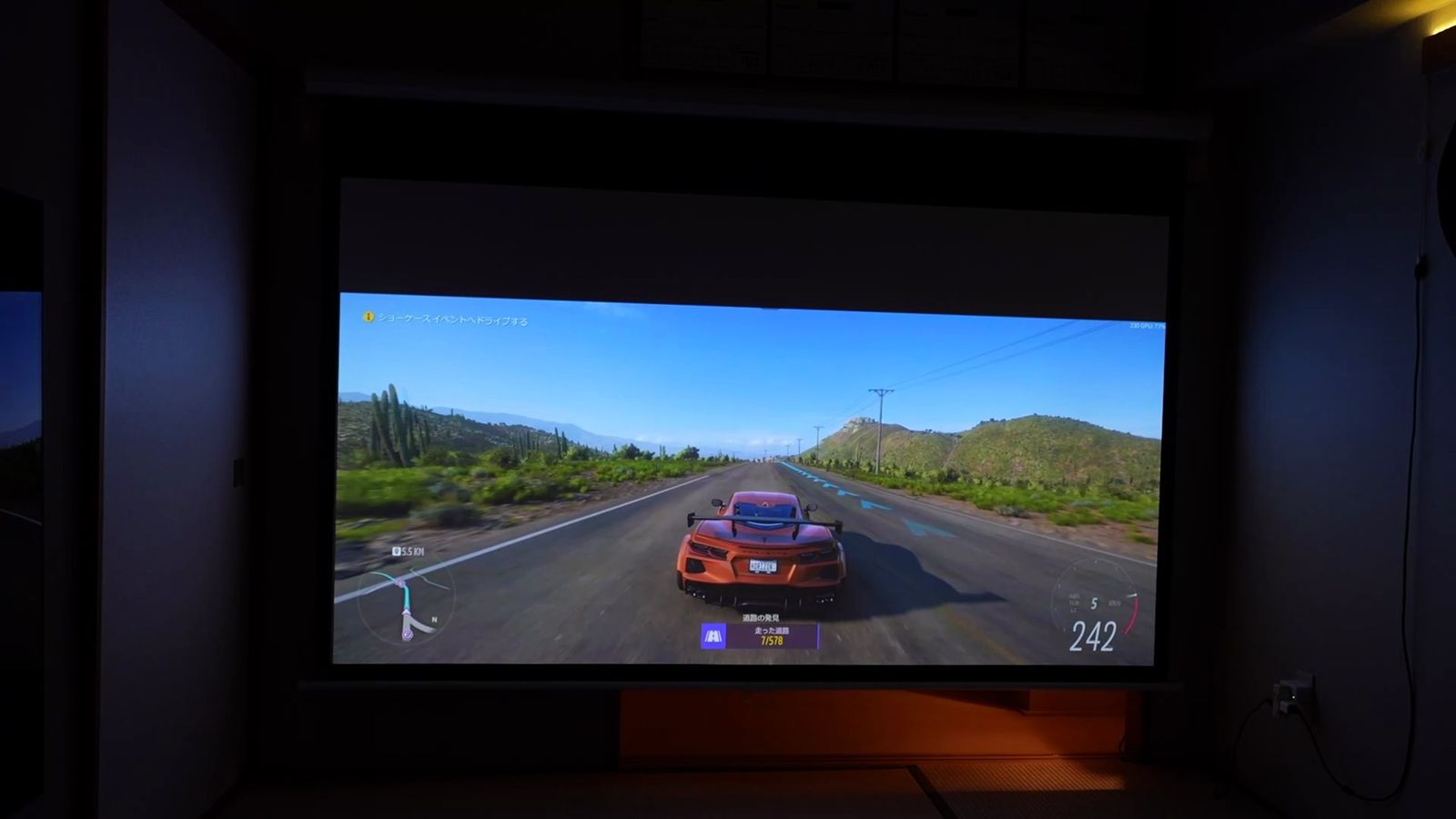 スクリーンいっぱいに投影した昼のレースゲーム。空の階調が飛ばない