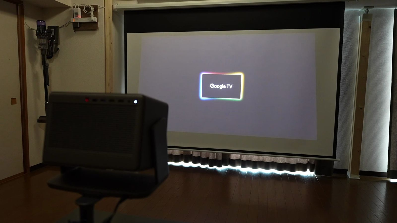 スクリーンに映るGoogle TVの起動画面