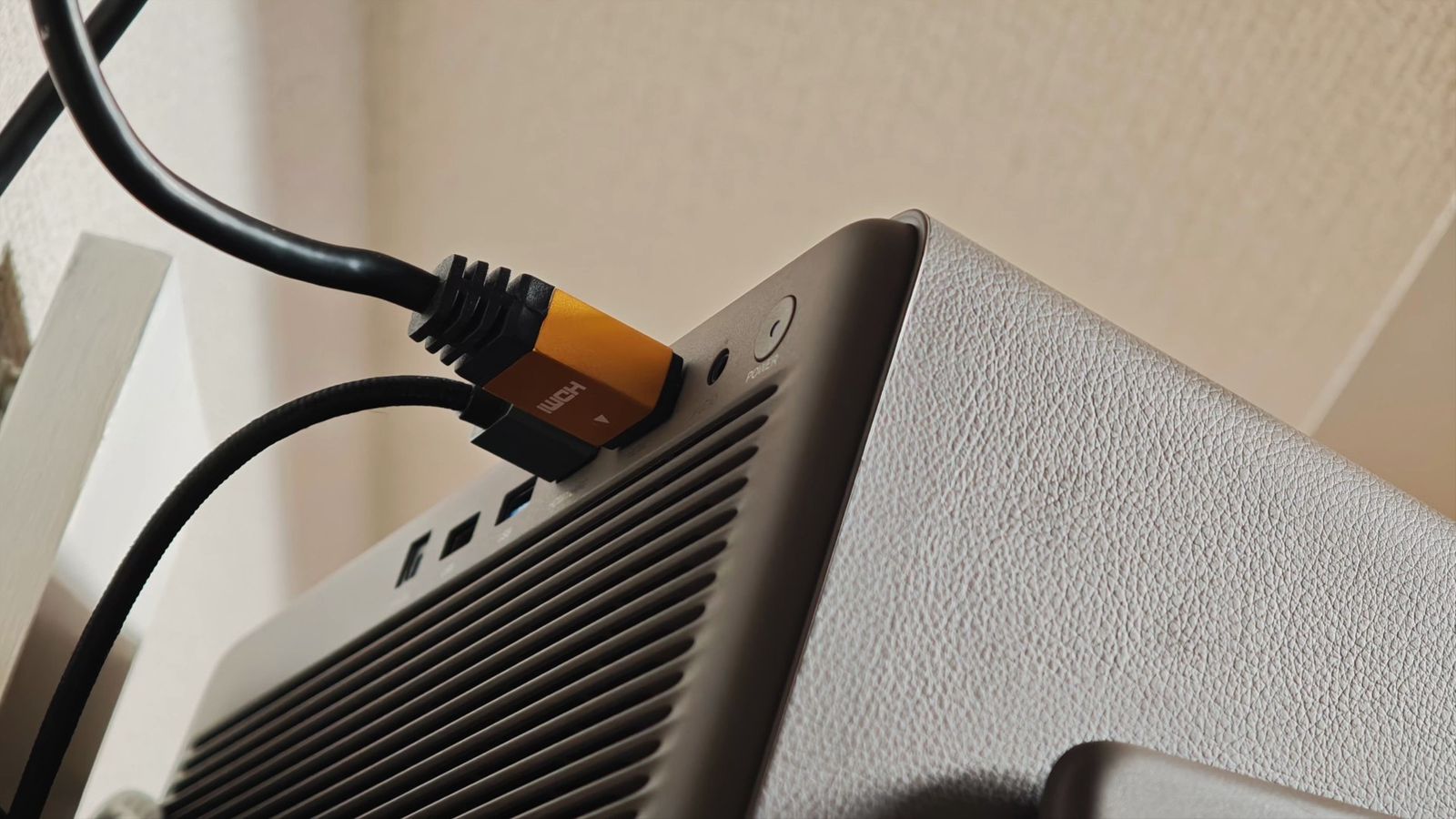 HDMIケーブルを接続したHORIZON 20の背面ポート