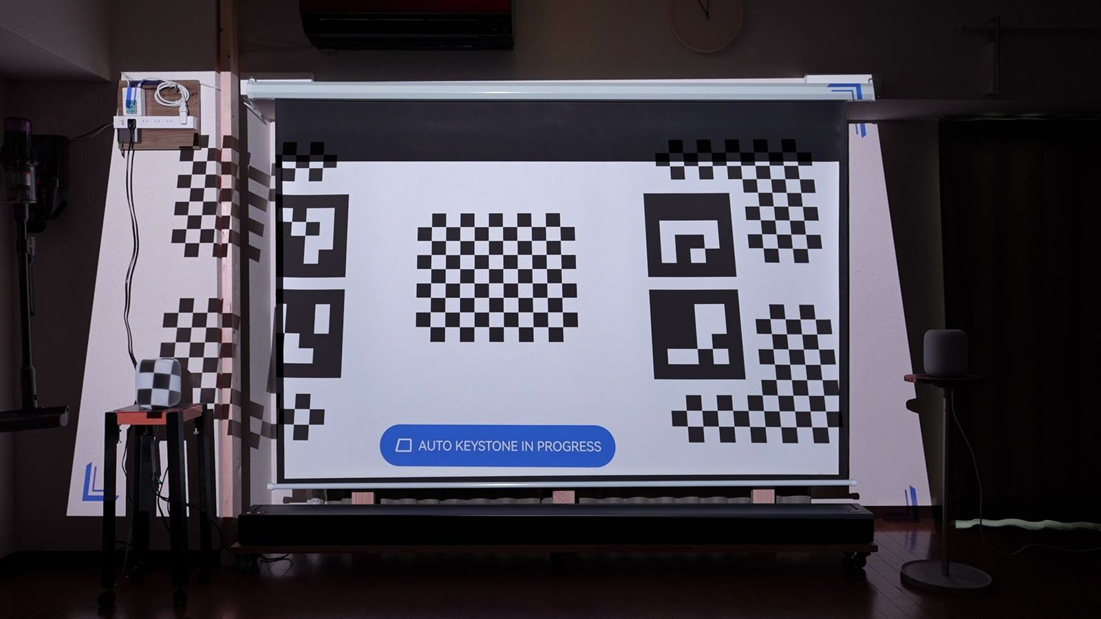 ISA自動補正の実行中に投影されるテストパターン