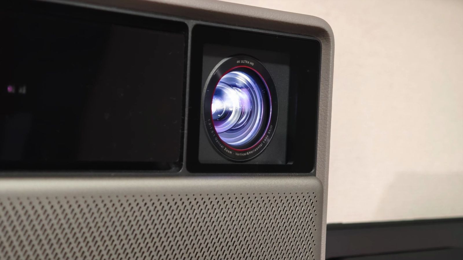 X-Masterレッドリングレンズのアップ