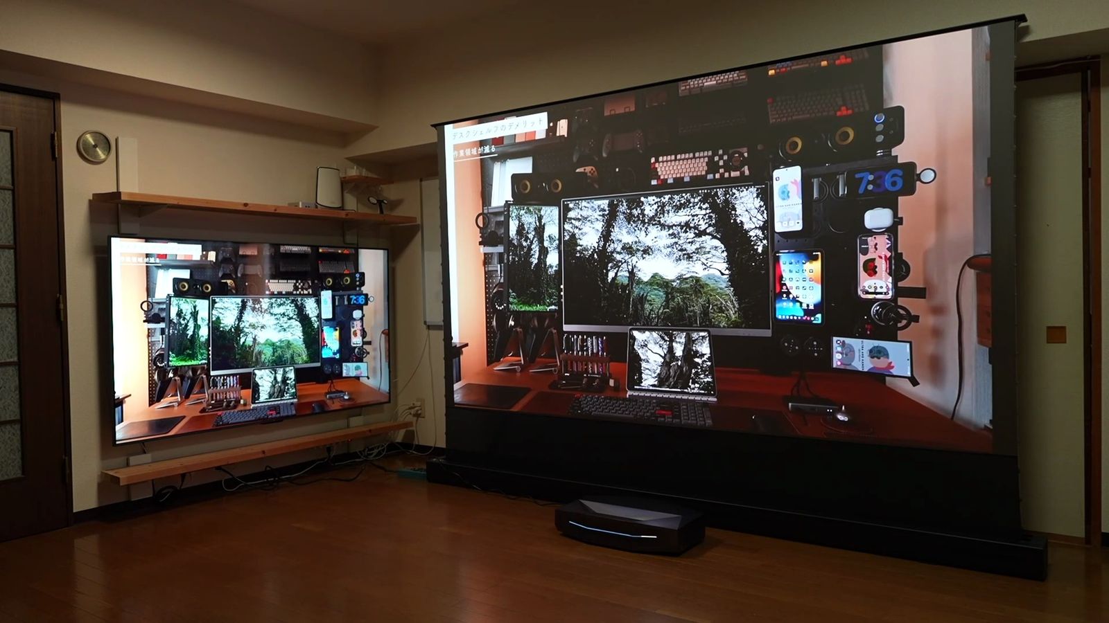 棚のある部屋で、大きなスクリーンにデスクの映像を投影したところ