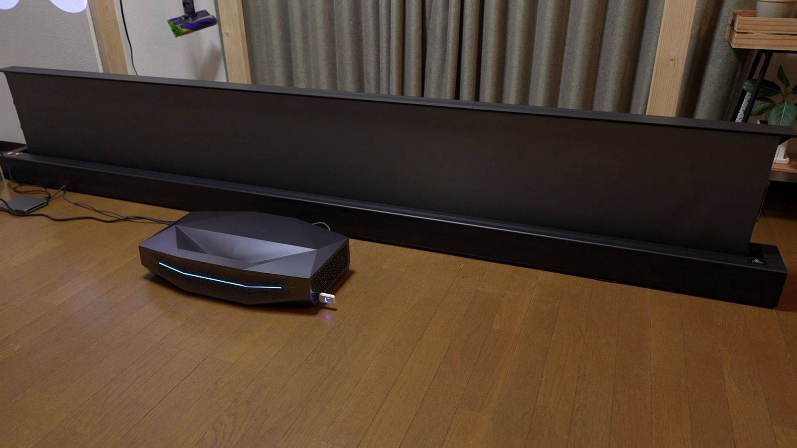 床置きスクリーンのすぐ手前の床に置いたAetherion Max