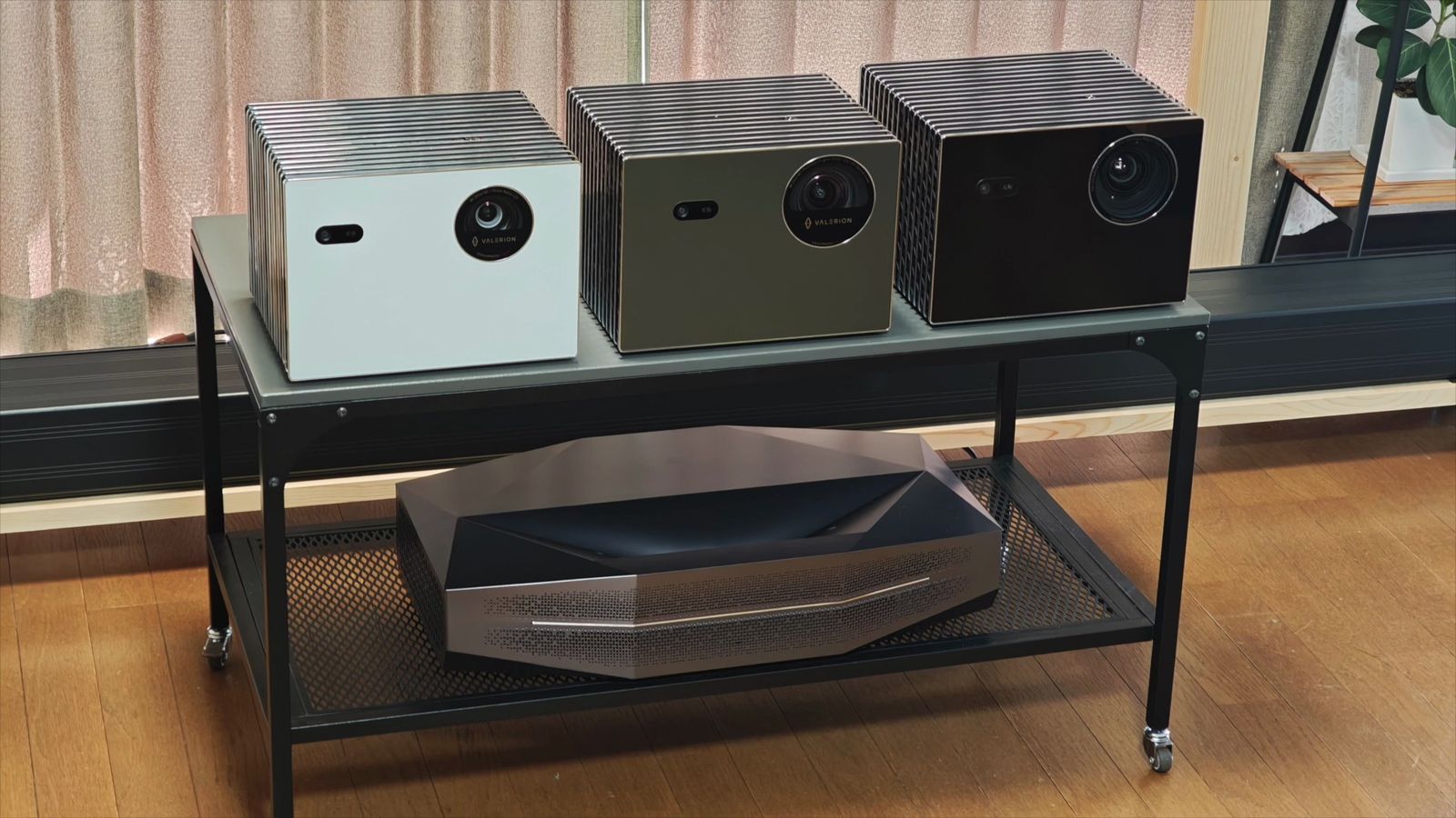 棚の上段に並べたValerionのプロジェクター3台と、下段に置いたAetherion Max