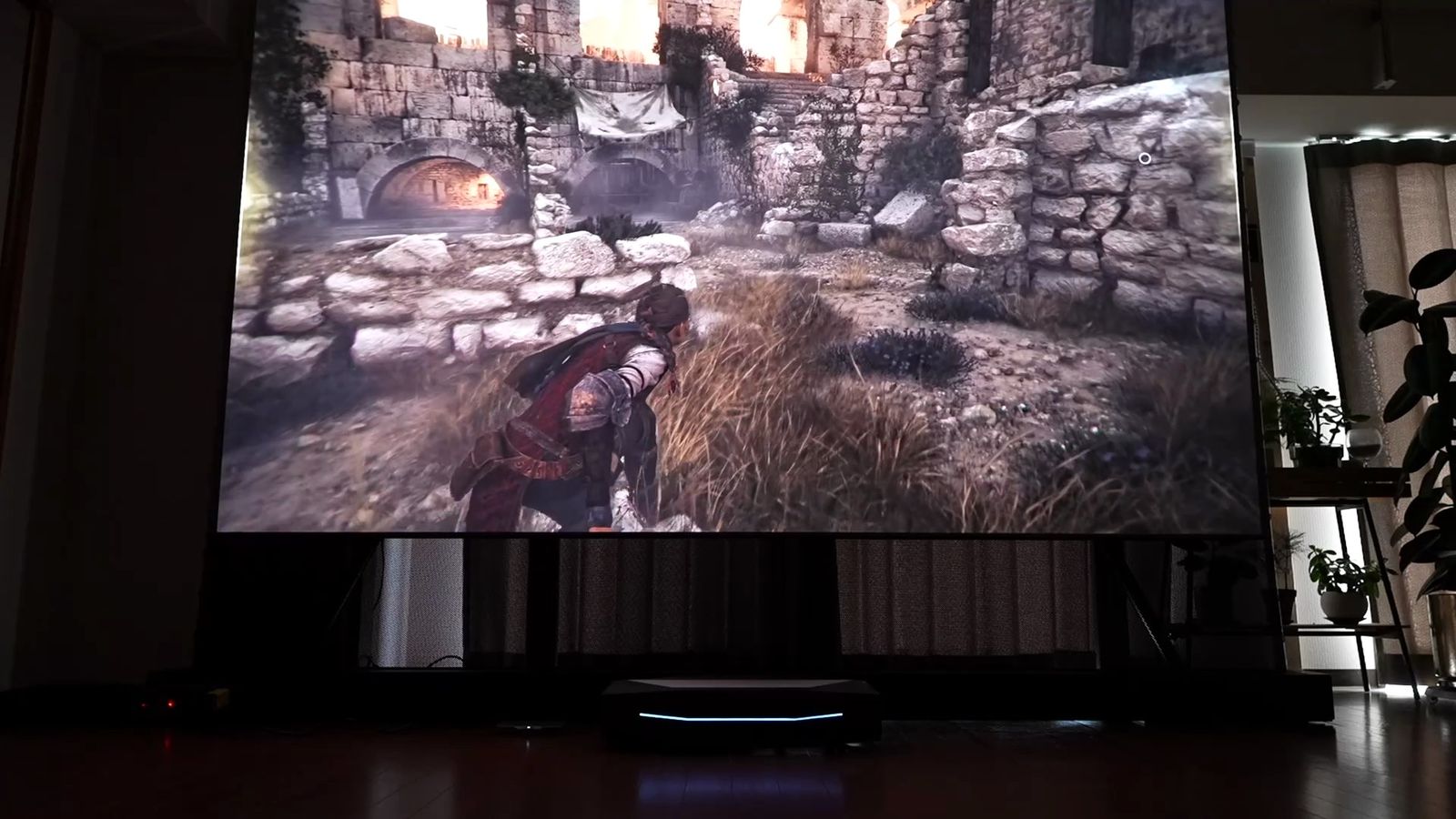 石垣のあるシーンのゲーム画面を大画面に投影したところ