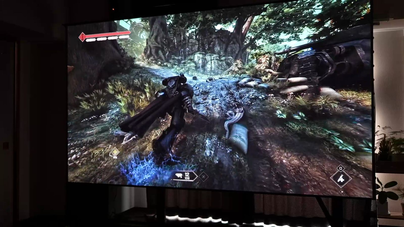 大画面に投影した森のゲームの画面