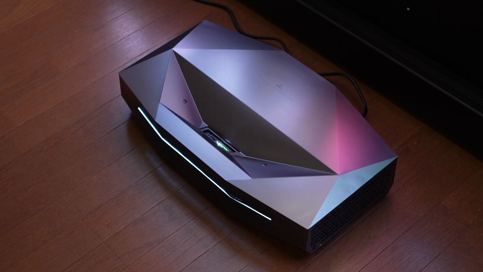 床に置いたAetherion Maxの本体。多面体の天面と側面のライト