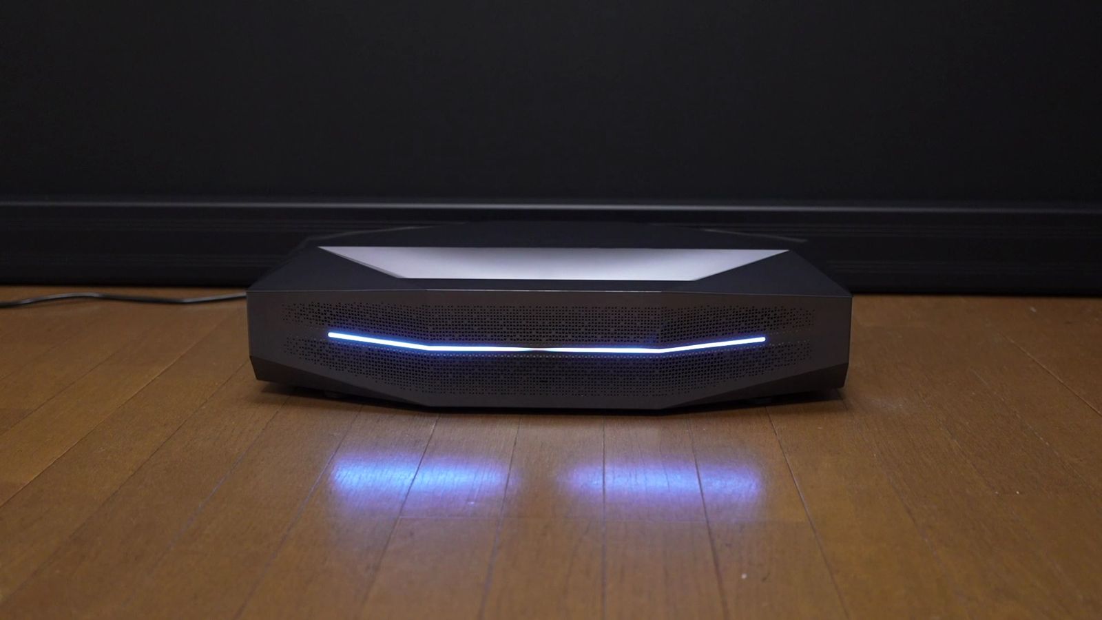 暗い部屋で本体の前面のライトが青く光っているところ