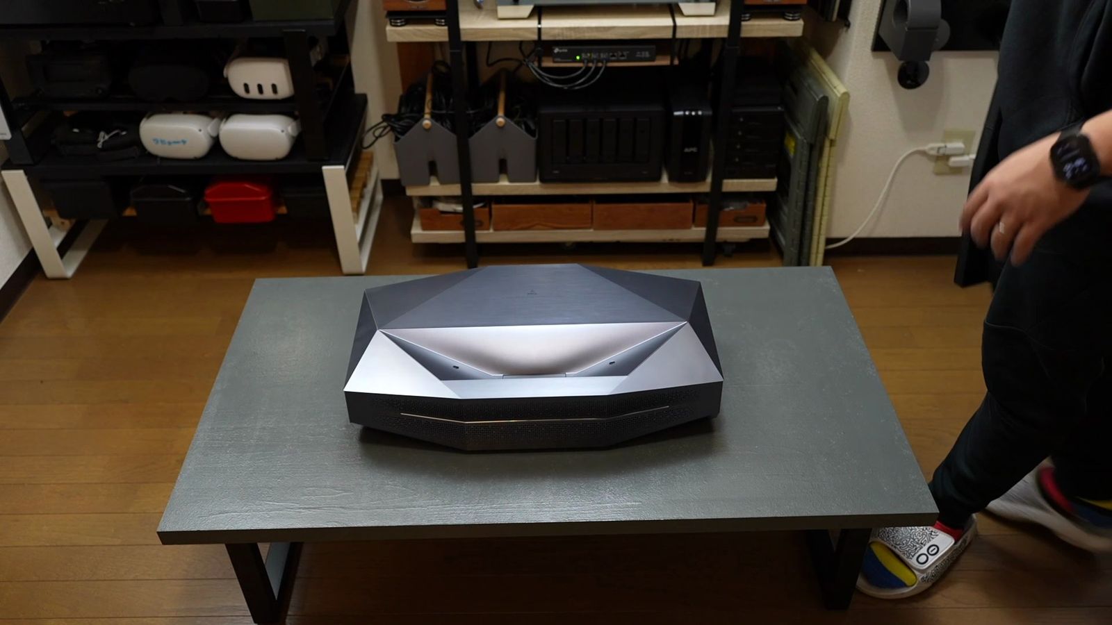 部屋のローテーブルに置いた本体