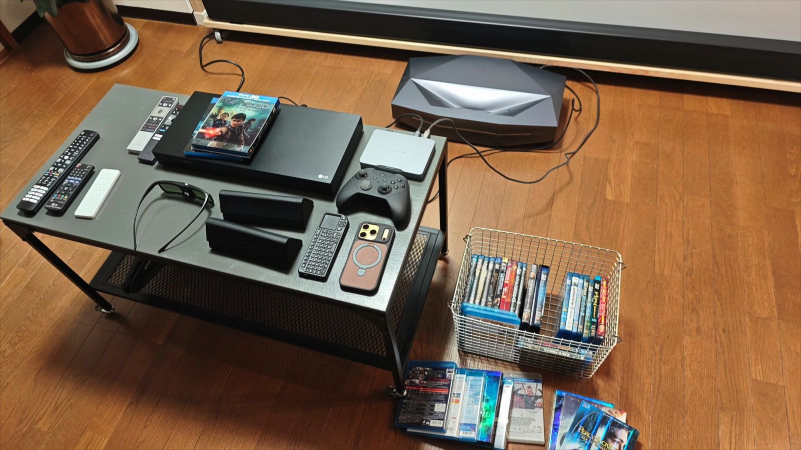 本体の手前のローテーブルに並べたゲーム機やコントローラー