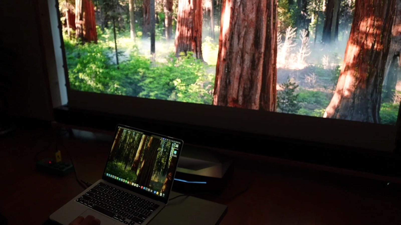 本体の手前に置いたMacBookの画面を大画面に投影したところ