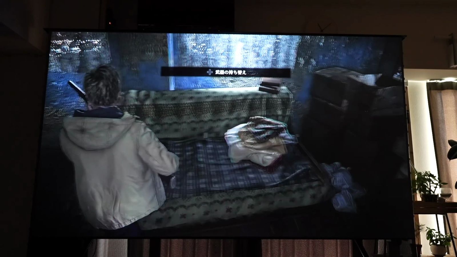 暗い室内のシーンのゲーム画面を大画面に投影したところ
