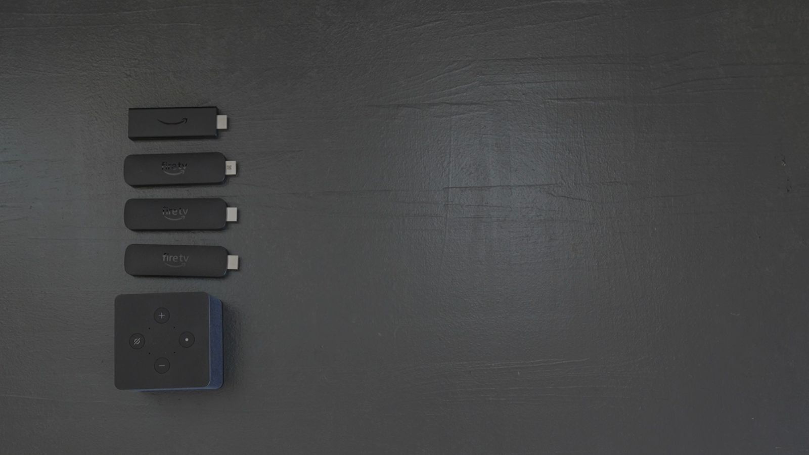机に並べたFire TV StickシリーズとFire TV Cube
